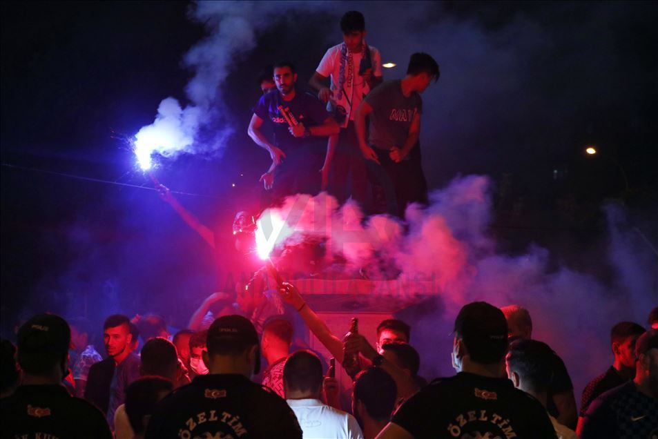 Adana Demirspor'un Büyükşehir Belediye Erzurumspor galibiyeti, kentte coşkuyla kutlandı
