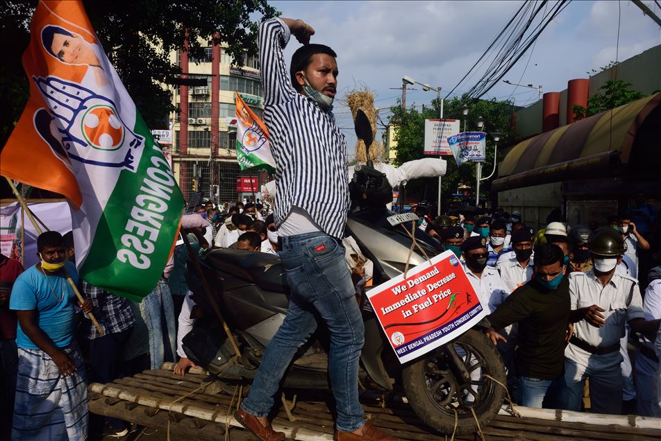 Hindistan'da yakıt fiyatlarındaki artış protesto edildi