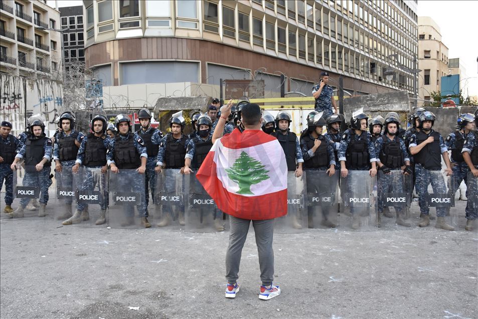 لبنان.. محتجون يقطعون طرقا تنديدا بتردي الأوضاع المعيشية