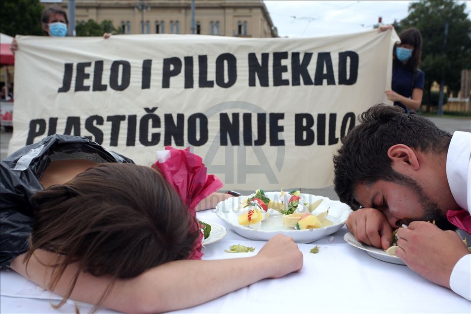 Hrvatska: Performansom pozvali na prestanak korištenja jednokratne plastike