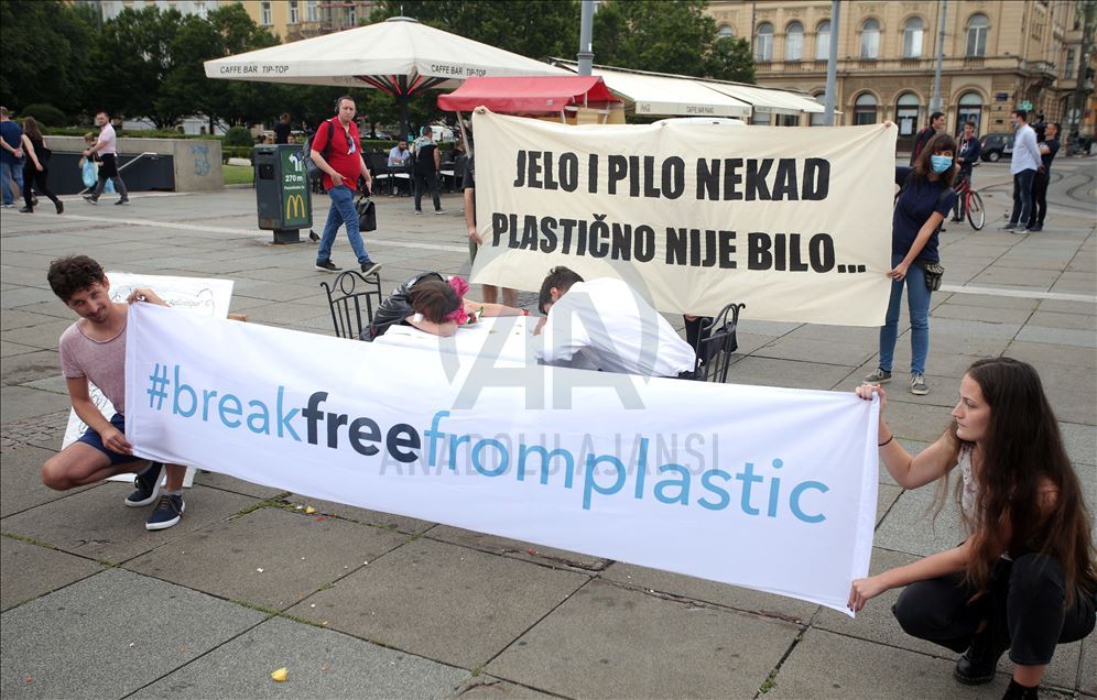 Hrvatska: Performansom pozvali na prestanak korištenja jednokratne plastike