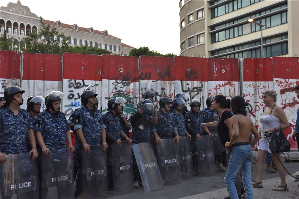 لبنان.. محتجون يقطعون طرقا تنديدا بتردي الأوضاع المعيشية