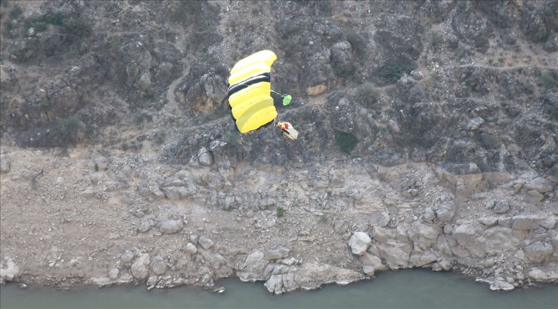 Hızı saatte 200 kilometreyi aşan "yarasa atlayışı" nefesleri kesti