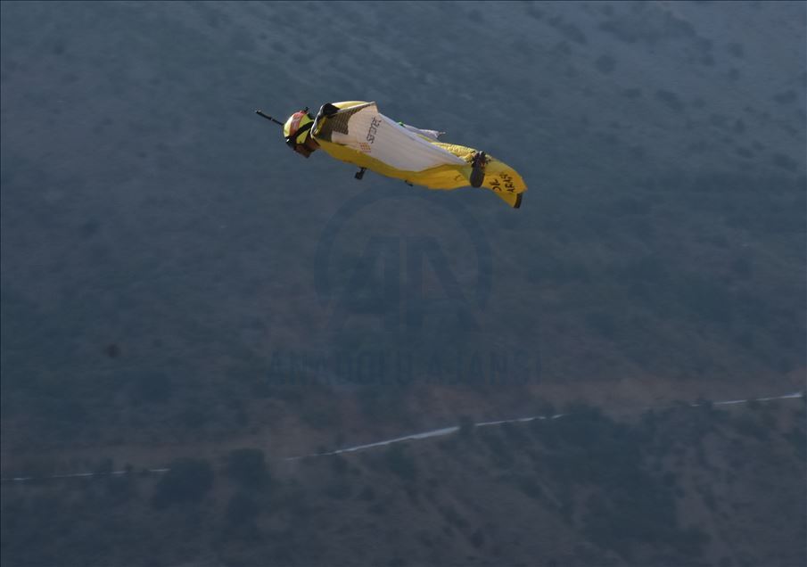 Xwe ji zinaran berî jêrê da û wekî çivîkan firî