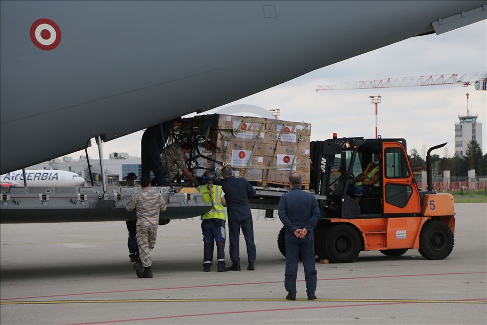 طائرة مساعدات طبية تركية تصل صربيا
