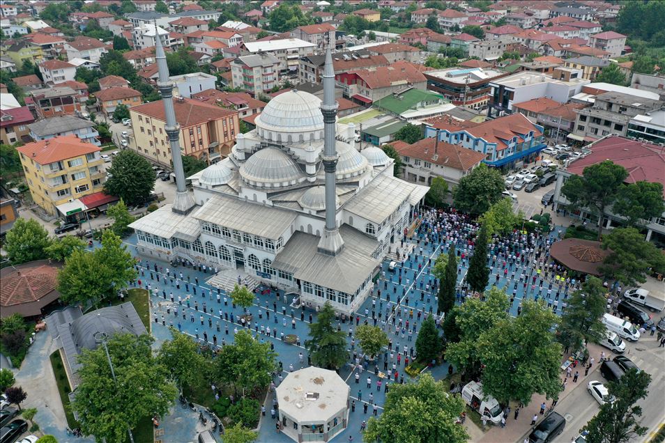 Sakarya'da havai fişek fabrikasındaki patlamada hayatını kaybeden 2 kişinin cenazeleri defnedildi