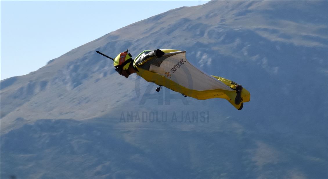 Xwe ji zinaran berî jêrê da û wekî çivîkan firî