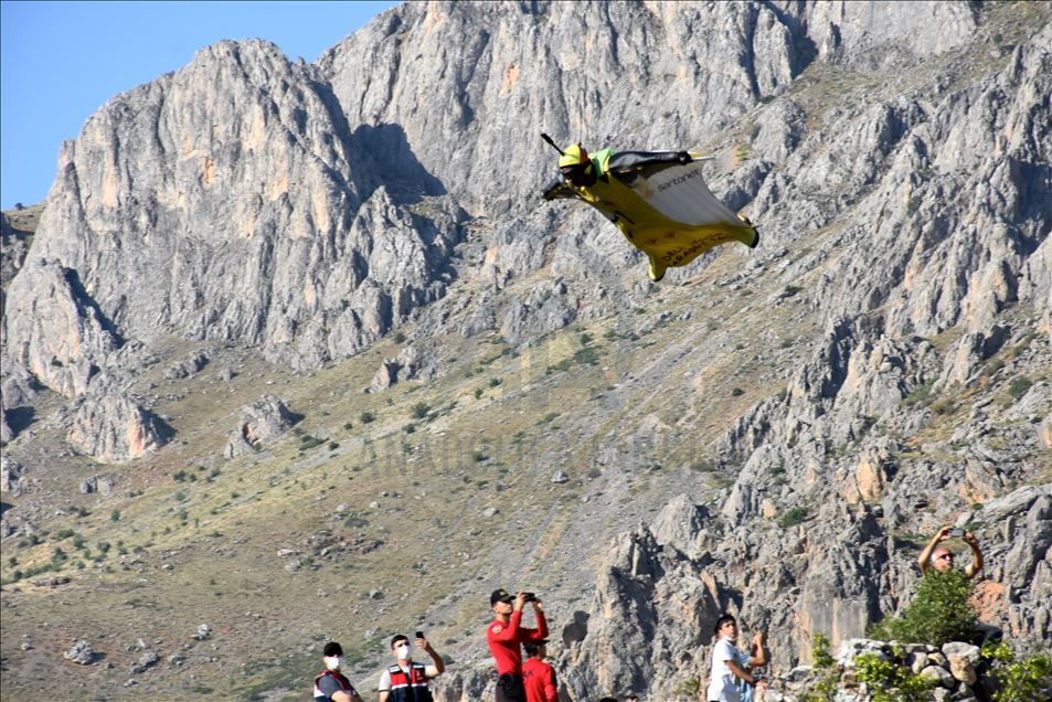 Xwe ji zinaran berî jêrê da û wekî çivîkan firî
