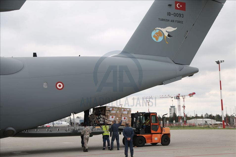 طائرة مساعدات طبية تركية تصل صربيا
