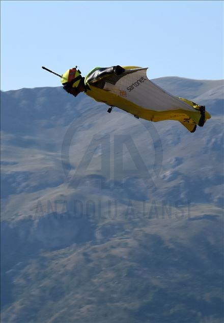 Xwe ji zinaran berî jêrê da û wekî çivîkan firî