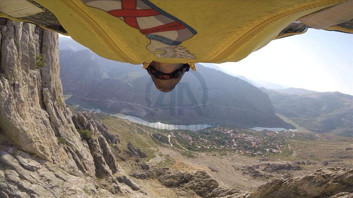 Xwe ji zinaran berî jêrê da û wekî çivîkan firî