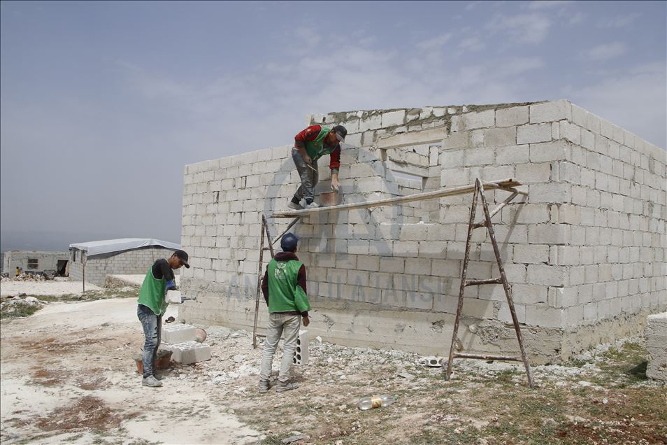 "İHH" التركية تكمل بناء 7 آلاف منزل مؤقت للنازحين بإدلب
