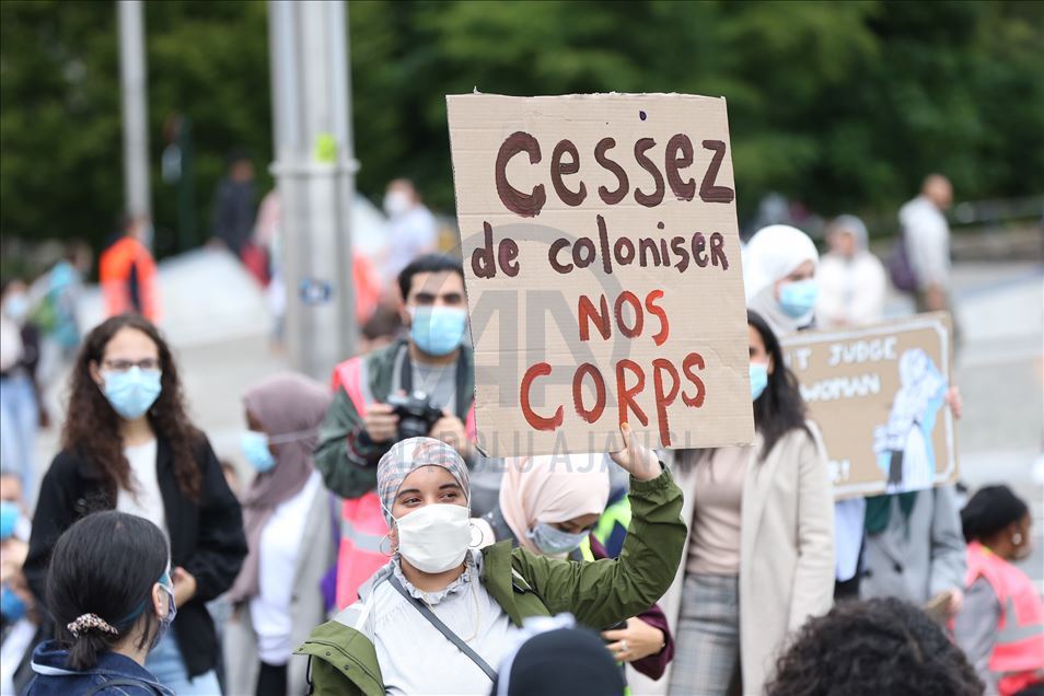 تظاهرات مردم بلژیک در اعتراض به ممنوعیت روسری در مدرسه‌ای در بروکسل
