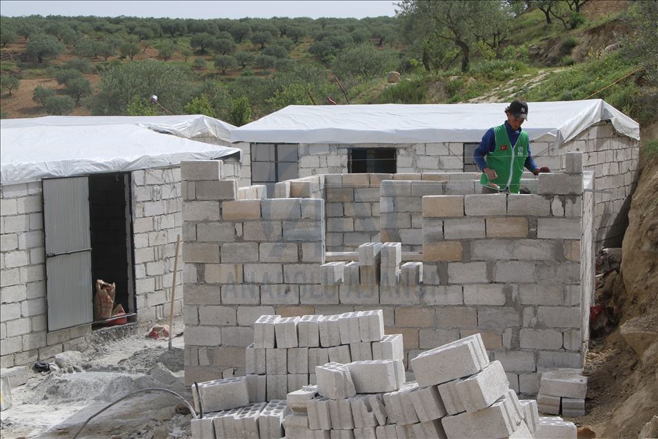"İHH" التركية تكمل بناء 7 آلاف منزل مؤقت للنازحين بإدلب

