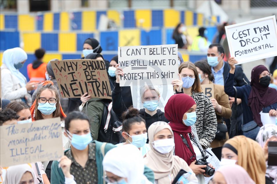 تظاهرات مردم بلژیک در اعتراض به ممنوعیت روسری در مدرسه‌ای در بروکسل
