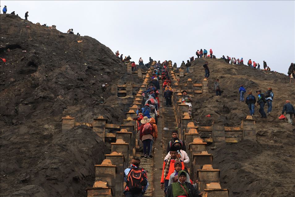 Endonezyalı Hindu kabilesi Yadnya Kasada Festivali için Bromo Dağı'na tırmandı