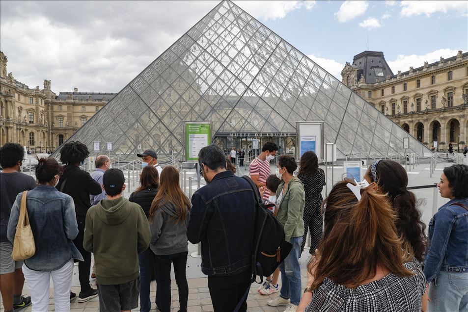 Museum Louvre di Paris kembali dibuka setelah "lockdown"