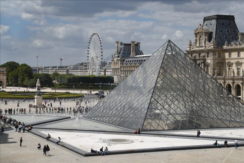 Museum Louvre di Paris kembali dibuka setelah "lockdown"
