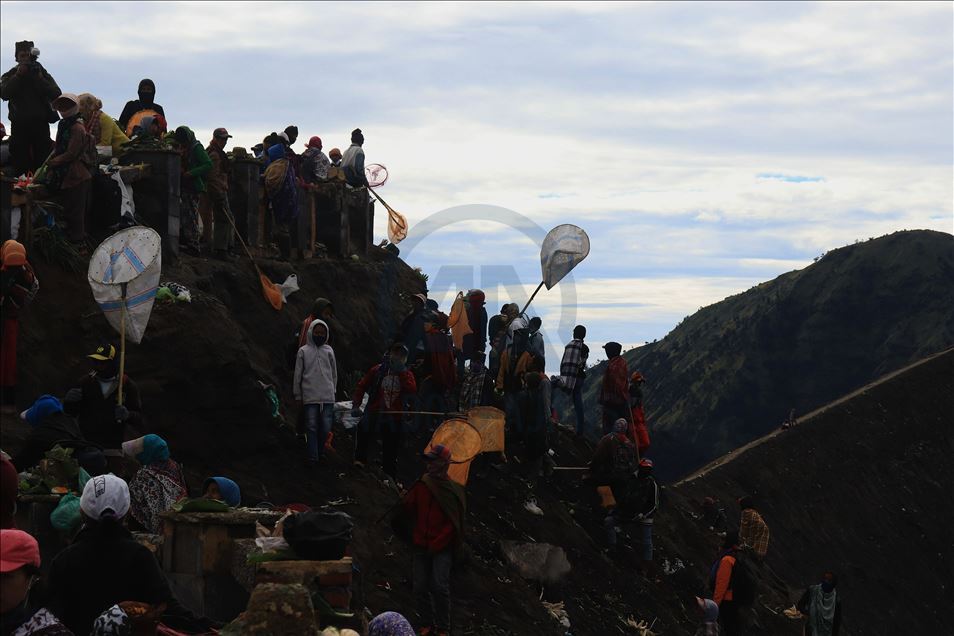 Endonezyalı Hindu kabilesi Yadnya Kasada Festivali için Bromo Dağı'na tırmandı