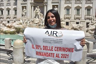 Novias organizan protesta por bodas aplazadas en Roma
