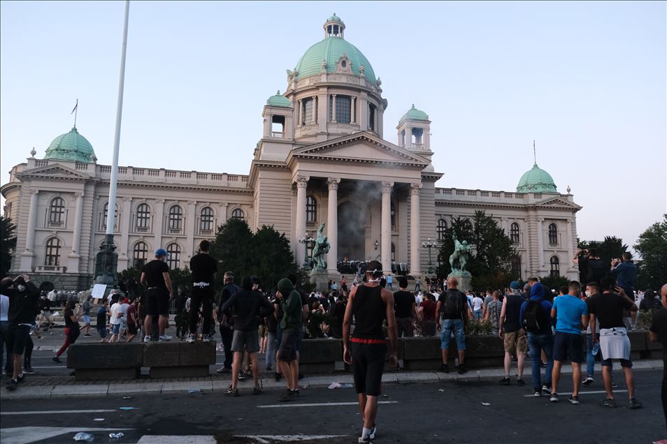 Sırbistan'da Kovid-19 tedbirlerine karşı düzenlenen gösteriler sürüyor
