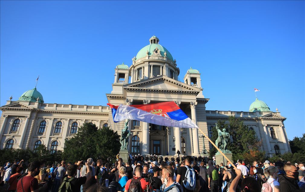Sırbistan'da hükümetin yeni Kovid-19 tedbirleri protesto edildi