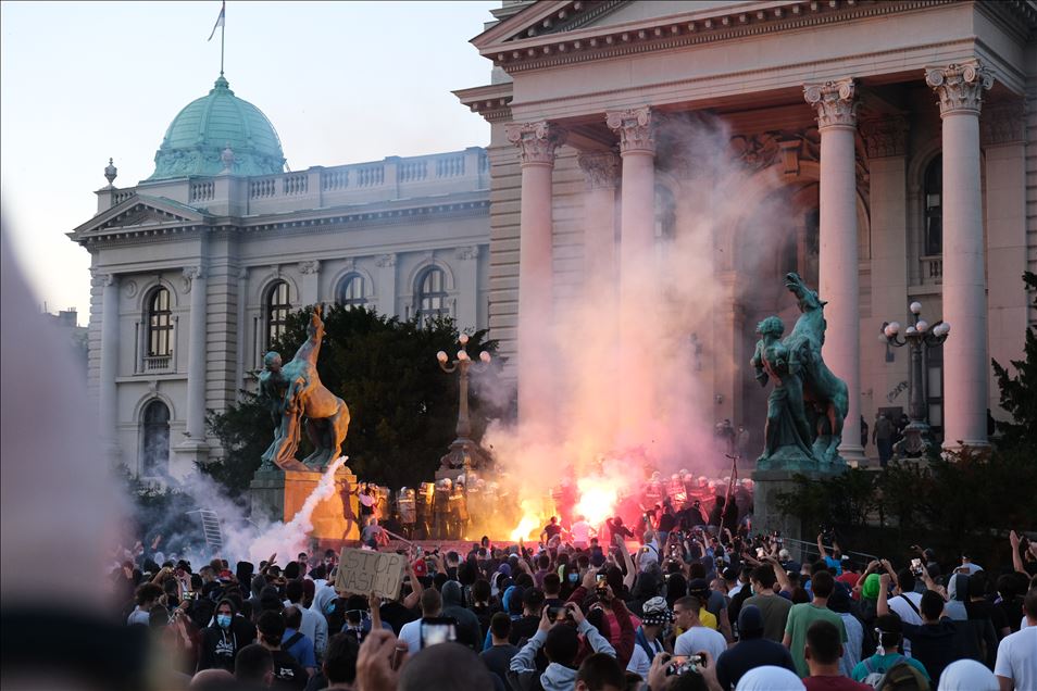Sırbistan'da Kovid-19 tedbirlerine karşı düzenlenen gösteriler sürüyor
