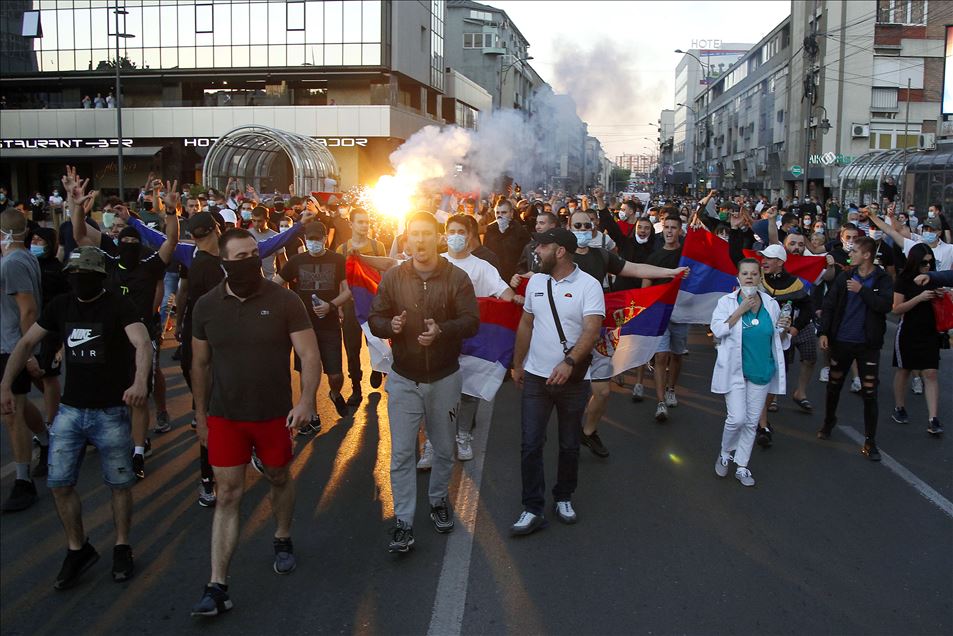 Sırbistan'da Kovid-19 tedbirlerine karşı gösteriler sürüyor
