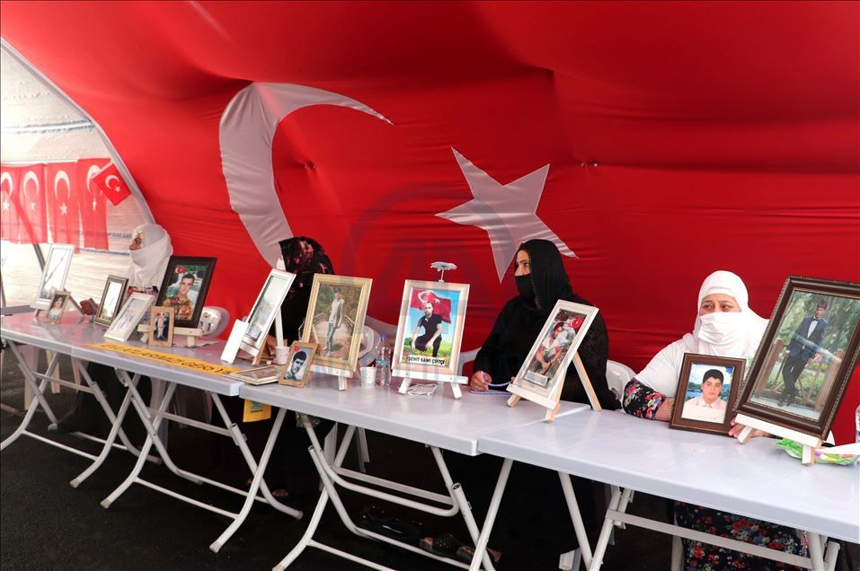 Oturma eylemi yapan aileler, bir evlada daha kavuşmanın sevincini yaşıyor