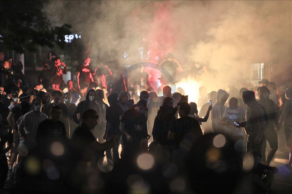 Vazhdojnë protestat në Beograd, protestuesit rrëzojnë gardhin para parlamentit
