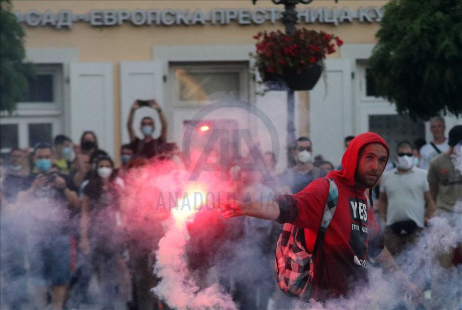 Protesti i u Novom Sadu: Porazbijane zgrada RTV Vojvodina, prostorije SNS i Gradska kuća 