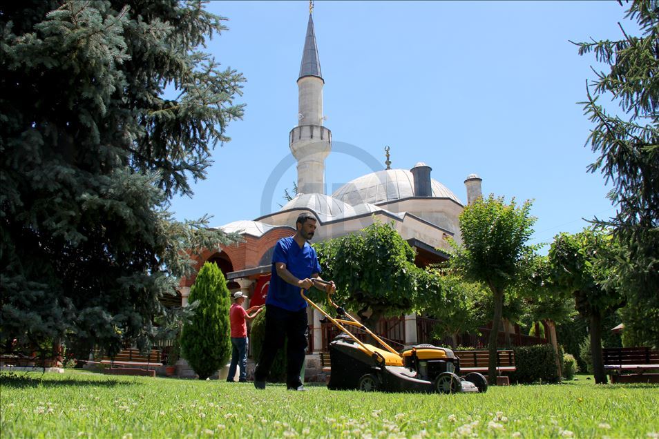Edirne'deki "çevreci cami" cemaatinin desteğiyle güzelleşiyor