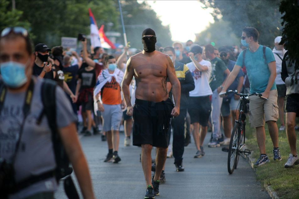 Protesti i u Novom Sadu: Porazbijane zgrada RTV Vojvodina, prostorije SNS i Gradska kuća 