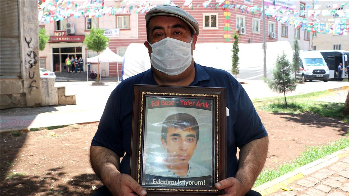 Oturma eylemi yapan aileler, bir evlada daha kavuşmanın sevincini yaşıyor