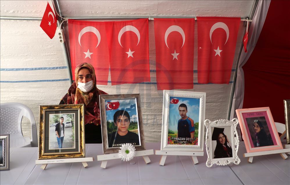 Oturma eylemi yapan aileler, bir evlada daha kavuşmanın sevincini yaşıyor