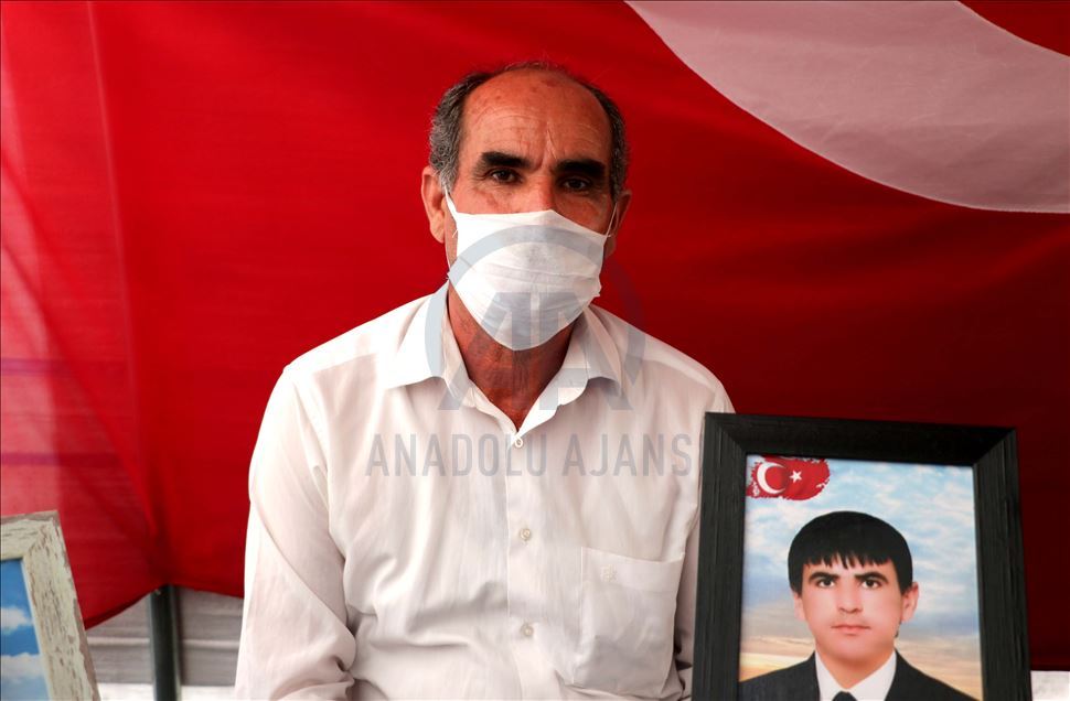Oturma eylemi yapan aileler, bir evlada daha kavuşmanın sevincini yaşıyor
