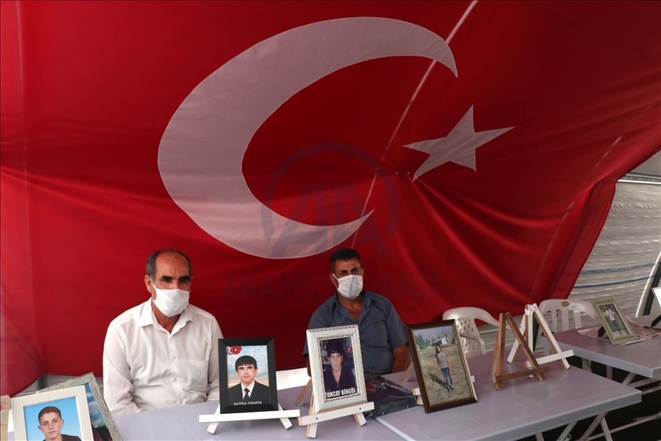 Oturma eylemi yapan aileler, bir evlada daha kavuşmanın sevincini yaşıyor
