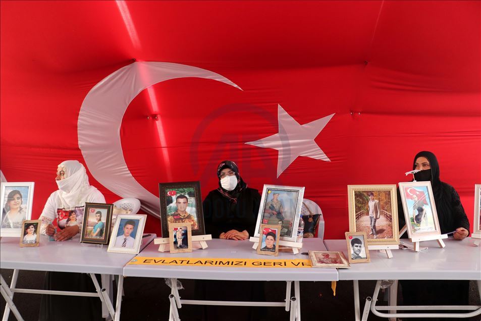 Oturma eylemi yapan aileler, bir evlada daha kavuşmanın sevincini yaşıyor
