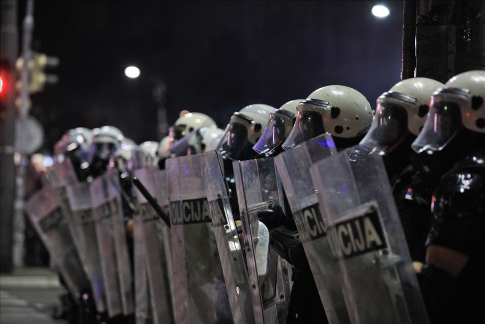 Vazhdojnë protestat në Beograd, protestuesit rrëzojnë gardhin para parlamentit
