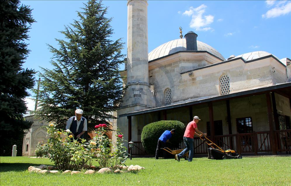 Edirne'deki "çevreci cami" cemaatinin desteğiyle güzelleşiyor
