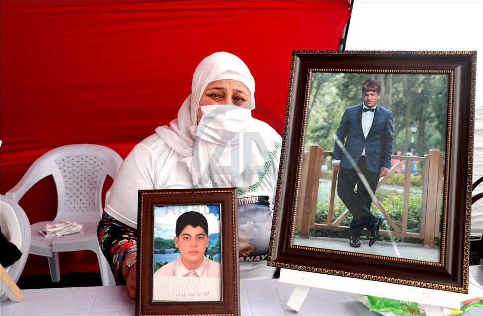Oturma eylemi yapan aileler, bir evlada daha kavuşmanın sevincini yaşıyor