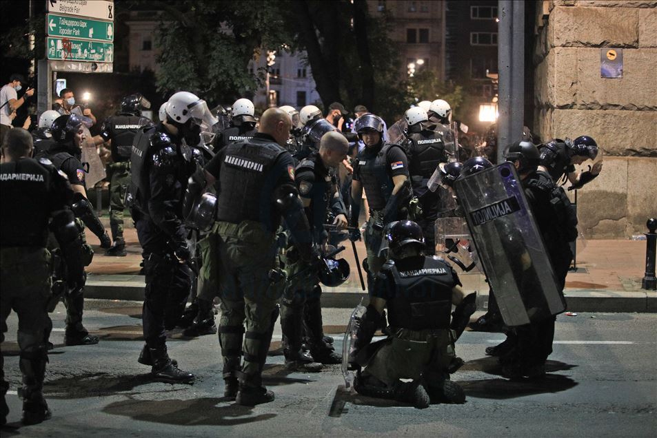 Vazhdojnë protestat në Beograd, protestuesit rrëzojnë gardhin para parlamentit
