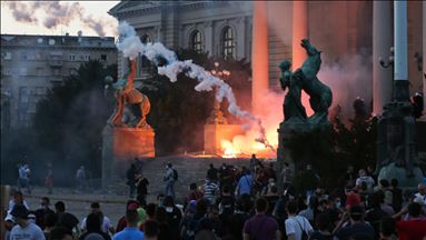 Vazhdojnë protestat në Beograd, protestuesit rrëzojnë gardhin para parlamentit