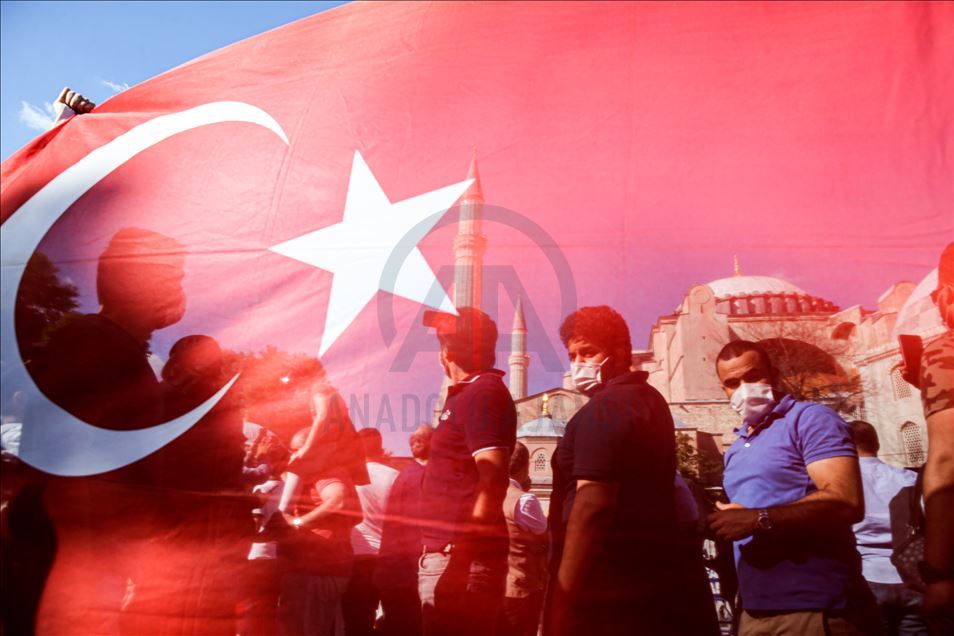 Danıştay 10. Dairesinin "Ayasofya" kararı, Ayasofya Meydanı'nda sevinçle karşılandı