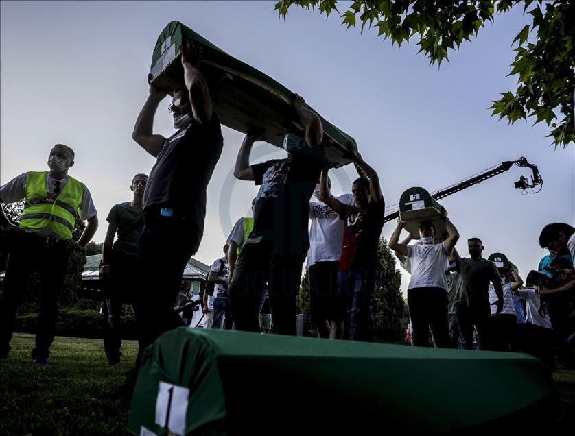Yarın defnedilecek Srebrenitsa kurbanlarının tabutları Potoçari Anıt Mezarlığı'na taşındı