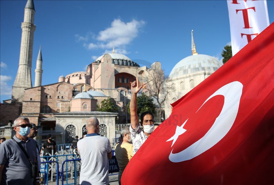 Ayasofya önünde sevinç gösterileri