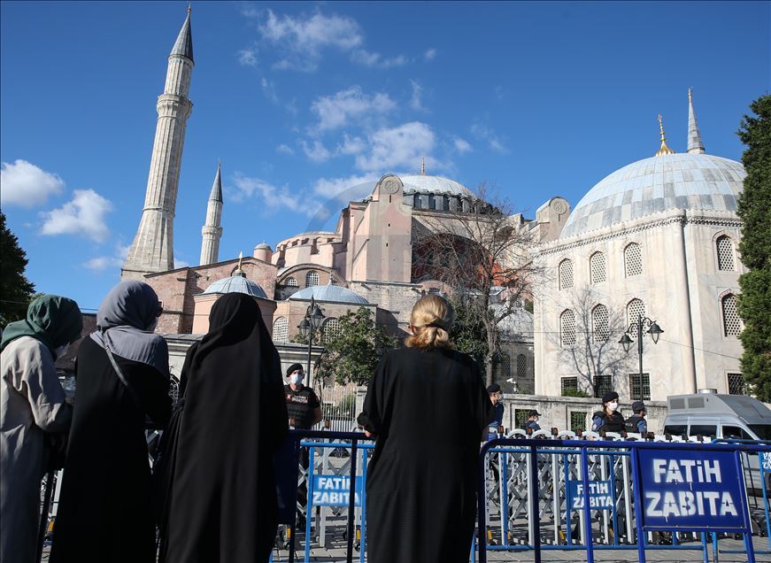 Ayasofya önünde sevinç gösterileri