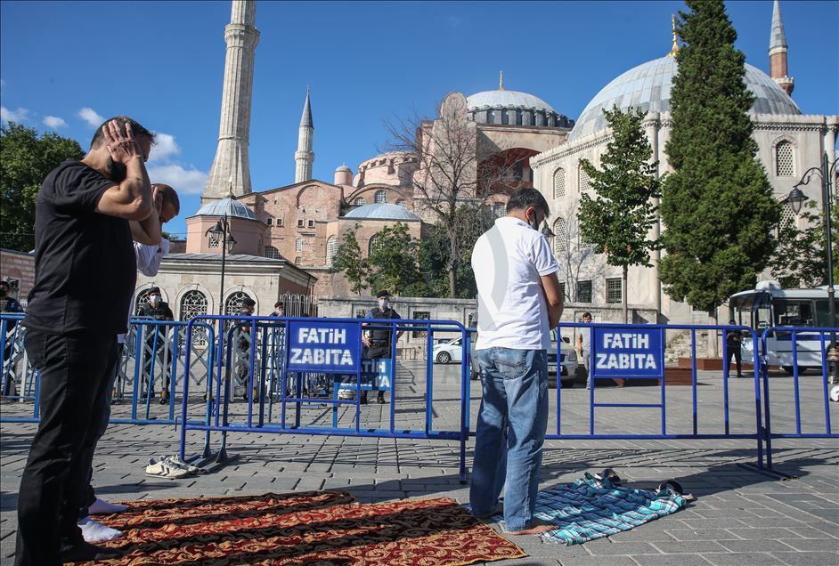 Ayasofya önünde sevinç gösterileri