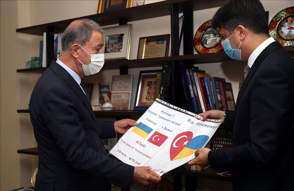 Bakan Akar'ı Kiev'de duygulandıran "not"