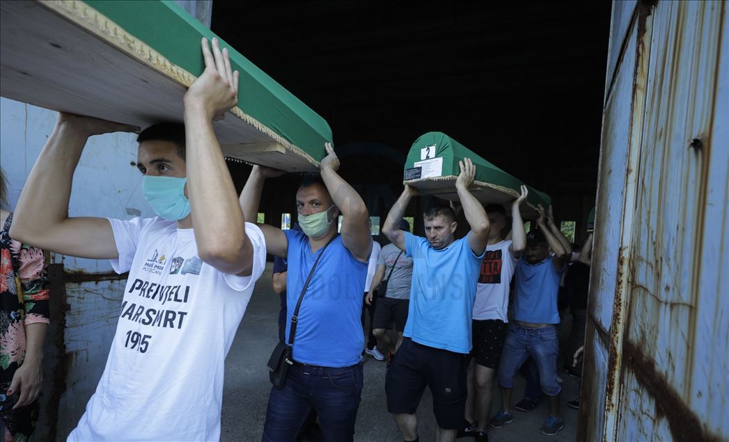 Yarın defnedilecek Srebrenitsa kurbanlarının tabutları Potoçari Anıt Mezarlığı'na taşındı